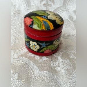VINTAGE HANDPAINTED JEWLERY TRINKET BOX 3.5"x3" OVAL Laquered PAPER MACHE